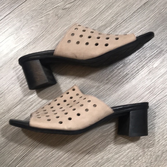 Munro Jules - Greige Nubuck Lacer Cut Slip-On Sandals size 8.5W - Picture 5 of 10